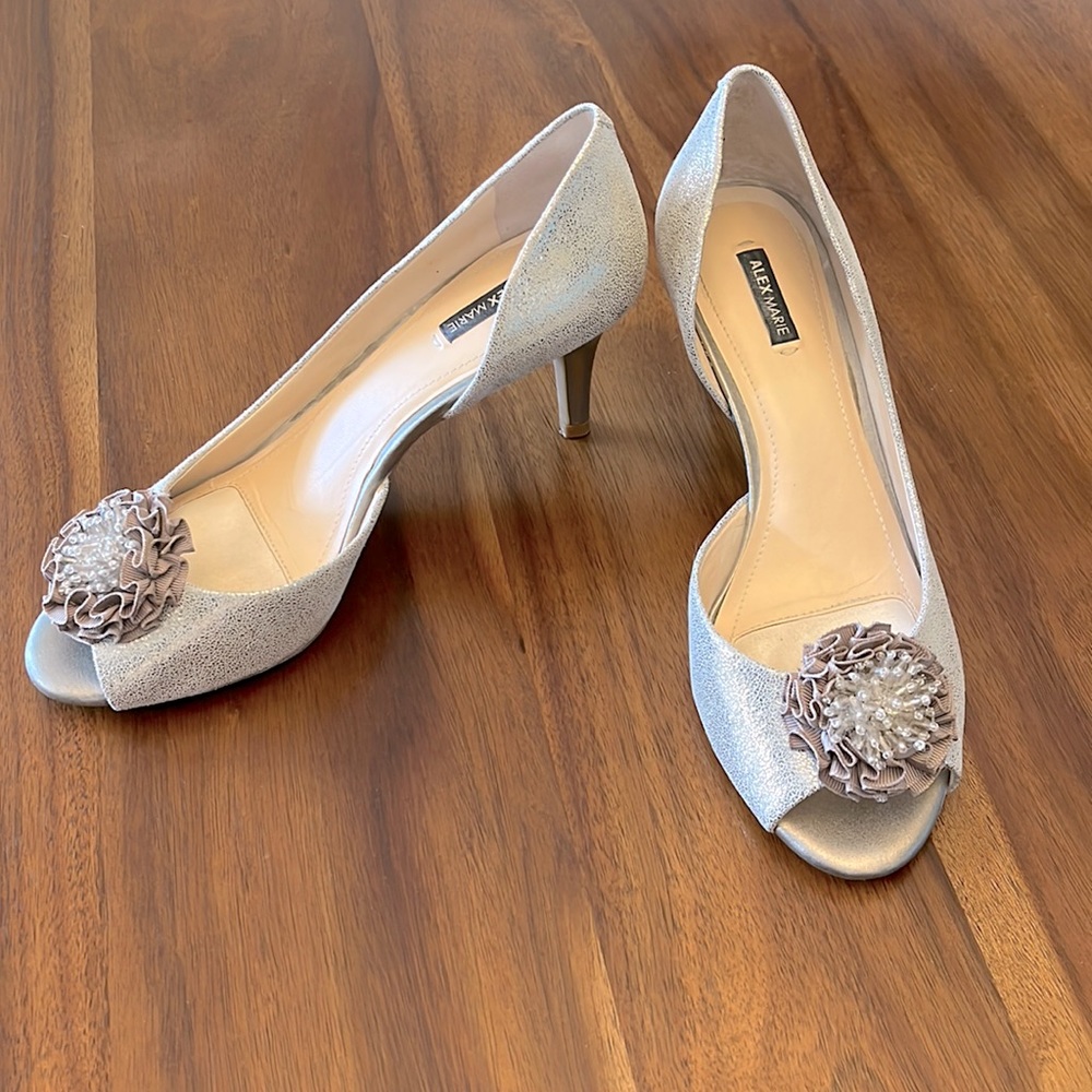 Beautiful beige dressy high heels with beaded detailing, 8 M